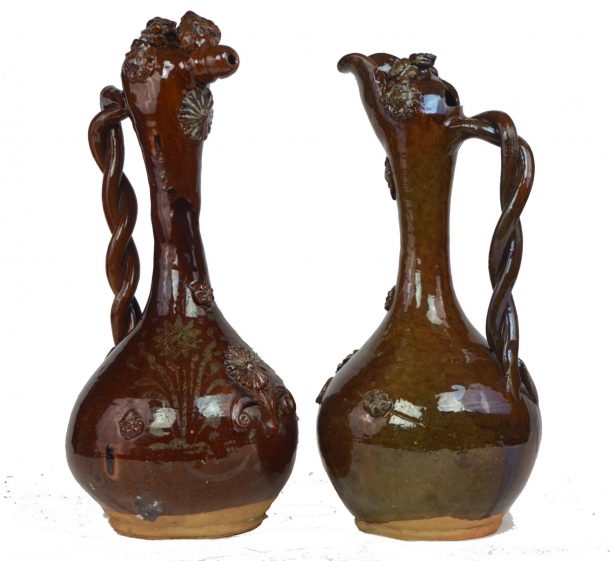 "Demoiselles d'Avignon" ou "Damoiseau" Aiguières en terre cuite XIX ème