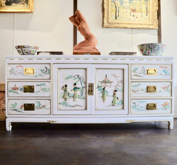 Buffet chinois laqué blanc incrustations d'ivoire et de jade