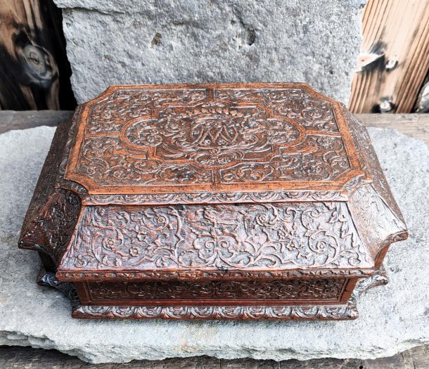 COFFRET EN BOIS DE BAGARD DIT DE SAINTE-LUCIE FINEMENT SCULPTÉ HAUTE EPOQUE