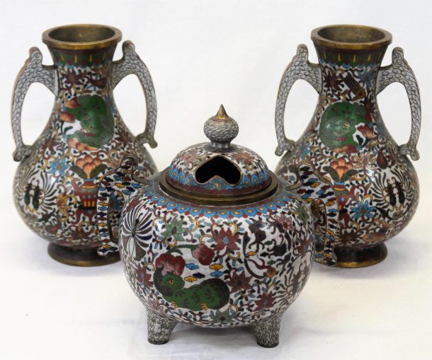 Vases en émaux cloisonnés et un brûle-encens  JAPON XIXe siècle