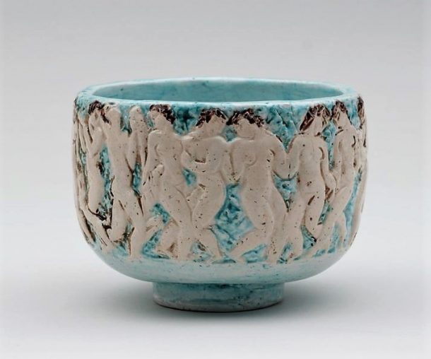 EDOUARD CAZAUX Coupe en faïence à décor de danseuses en relief