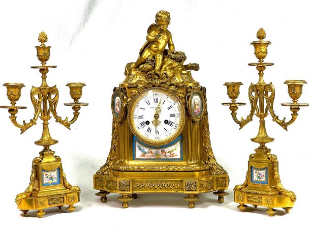 Pendule Borne Bronze Doré "Charpentier et Cie" Style Louis XVI et Paire de Candélabres Époque NAPOLÉON III