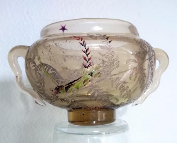 Emile GALLÉ (1846-1904) Vase de forme ovale à deux anses verre fumé décor émaillé d' une sauterelle et de feuillage fin XIX -ème