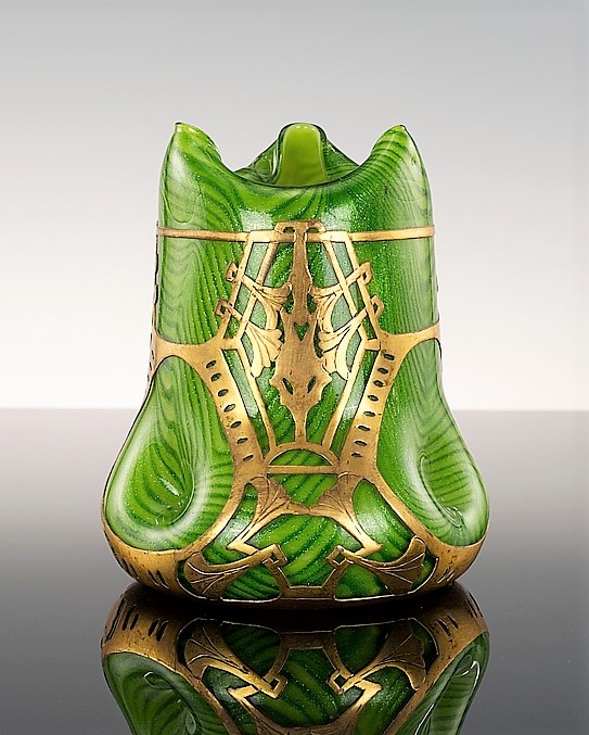 J. Rindskopf Vase en verre trèfle décor d'aventurine monture appliquée en cuivre doré Art nouveau Jugendstil Bohême vers 1905.