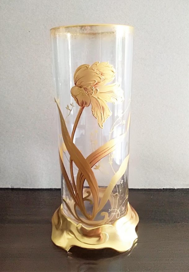 Vase rouleau d'époque 1900 attribué à Baccarat à décor Art Nouveau de fleurs "or"