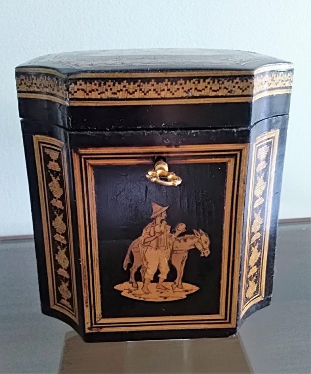 Coffret  marqueterie de Sorrente avec scènes de la vie quotidienne du golfe de Naples XIX ème