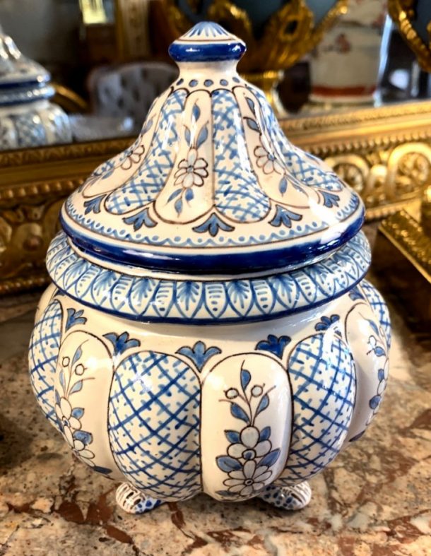 Bonbonnière tripode en faïence à décor en camaïeu de bleu  A. Montagnon fin XIX ème début XX ème