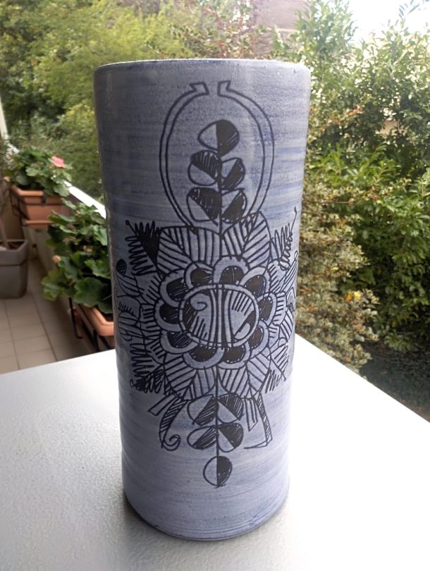 La TOURNERIE VASE ROULEAU EN CÉRAMIQUE EMAILLEE AU MOTIF SCARIFIE  DE FLEURS