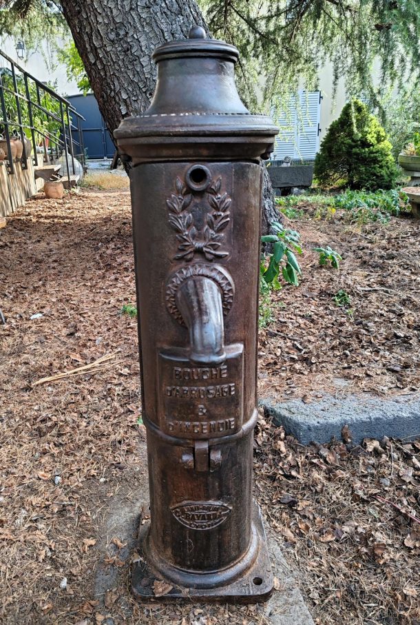 Bayard Ancienne fontaine à eau en fonte  début du XXème siècle.