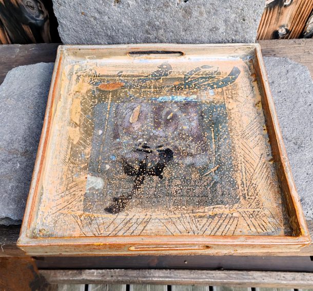 Vincent Potier (1955-2011) Grand plateau  en grés émaillé  et décor polychrome d’inspiration japonisante  technique SHINO.