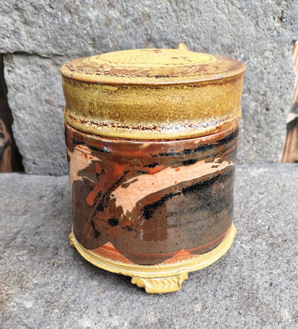 Vincent Potier Pot couvert sur pieds en grés émaillé et décor polychrome d’inspiration japonisante technique SHINO.