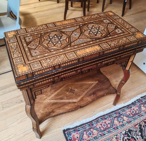 Table a jeu Syrienne en marqueterie de bois précieux et incrustation de nacre  Fin du XIXe siècle