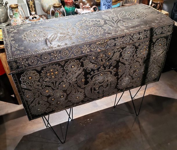 Coffre de diligence de carrosse malle de Voyage en bois et cuir clouté Fin XVII ème Début XVIII ème