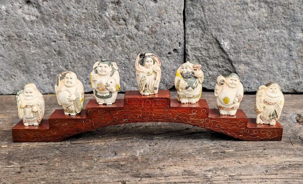 Sculptures en ivoire de mammouth représentant les Sept Sages orientaux du Japon les sept divinités XX ème
