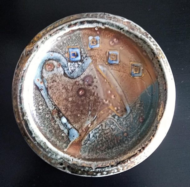 Suzy Atkins Le don du Fel Coupelle vide-poche en grés émaillage au sel dorure à l'or à décor d'oiseau XX -ème