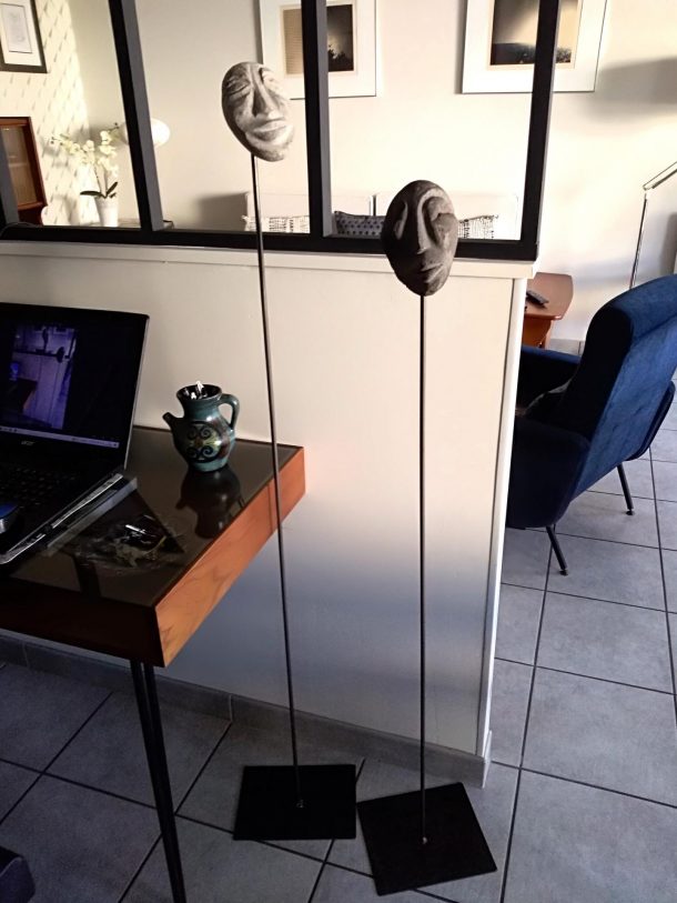 Laurent Sarpedon Sculptures galets taillés en forme de visages sur tiges métalliques XX ème