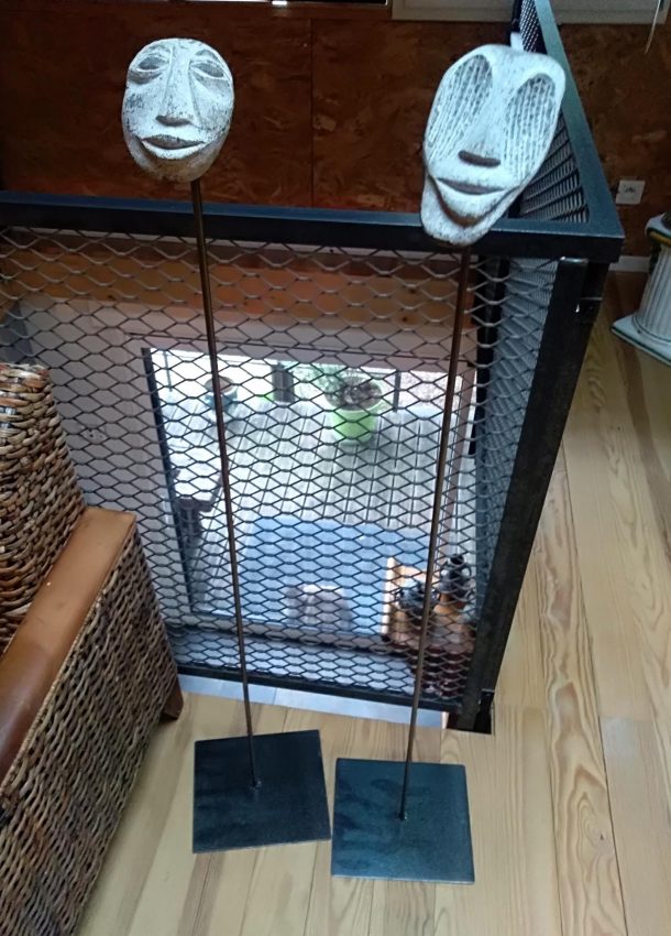 Laurent Sarpedon Sculptures galets taillés en forme de visages sur tiges métalliques XX ème