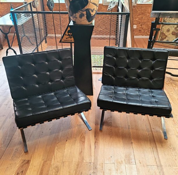 Paire de fauteuils chaises Barcelona design Mies Van der Rohe (1886-1969)  des années 70 cuir noir