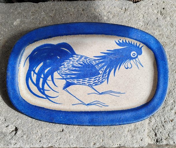 Grand plat mural en grés émaillé décoré d'un coq  par Thomas Toft Danemark XX ème