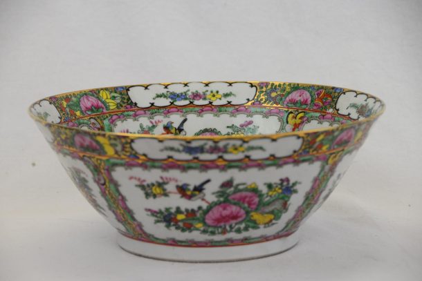Grande coupe porcelaine de Canton Chine Famille rose Milieu XX ème