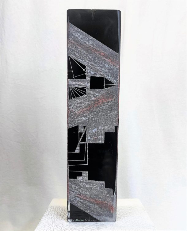 VASE de A. RIECKE à section carré en verre coloré noir XX -ème 40 cm