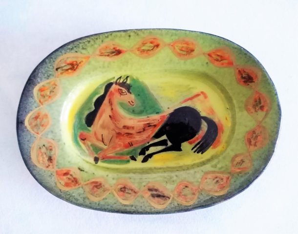 Atelier Menelika Hélène Amoudruz Charles Imbert Plat en céramique émaillée peint à la main début  XX ème