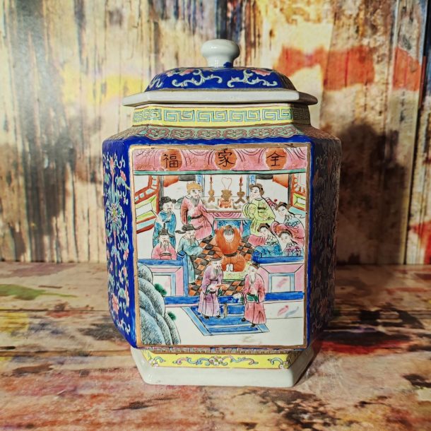 Grand pot à thé hexagonal antique en porcelaine chinoise Famille Rose. XX ème