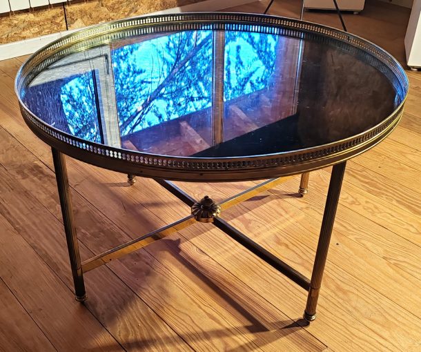 Table basse bouillotte attribué a laMaison Jansen en laiton doré et plateau en verre églomisé XX ème