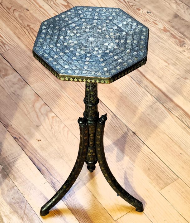 Petit guéridon tripode en bois noirci incrusté de métaux de Vortik Potikian  Circa 1900