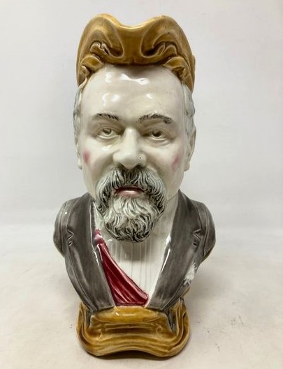 Pichet barbotine de la faïencerie d'Onnaing représentant le Président Raymond Poincaré
