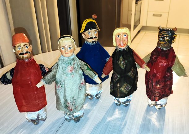 Lot de cinq anciennes marionnettes à main, vers 1900.