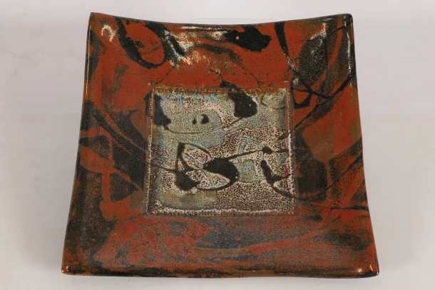 DUBUC Philippe 1947 Importante coupe carrée à l'aile incurvée montée sur quatre pieds XX ème