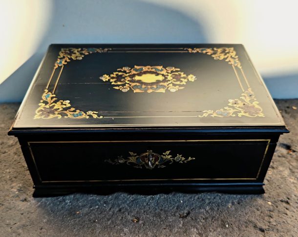 Coffret SUSSE Fréres en bois noirci marqueterie de laiton nacre d'écaille teintée bleu et rouge Napoléon III